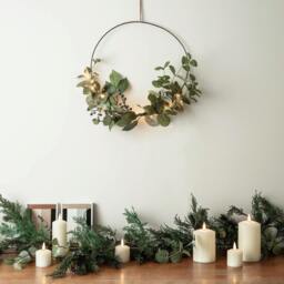 Rackhams Eucalyptus Christmas Half Wreath Micro Light Bundle - H35 x W35cm - thumbnail 2