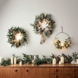 Rackhams Eucalyptus Christmas Half Wreath Micro Light Bundle - H35 x W35cm - thumbnail 3