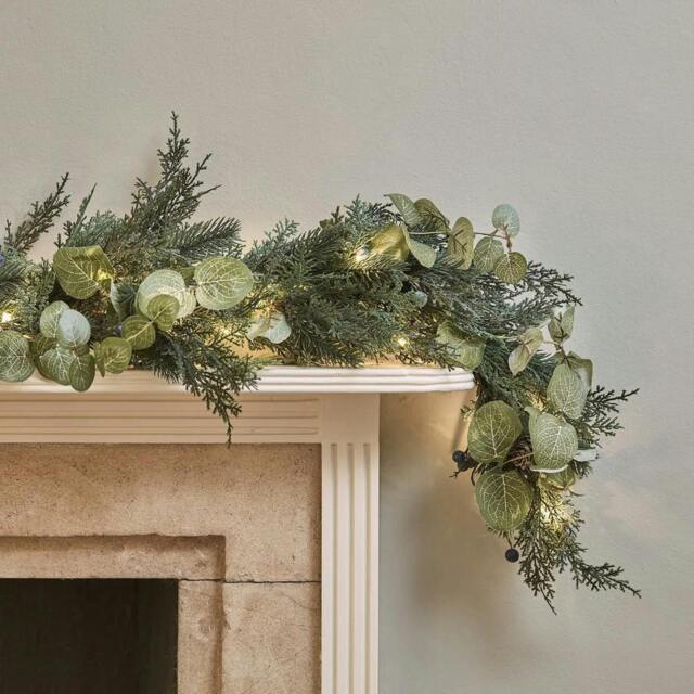 Rackhams Pre-Lit Eucalyptus And White Berry Christmas Garland - 1.5m - image 1