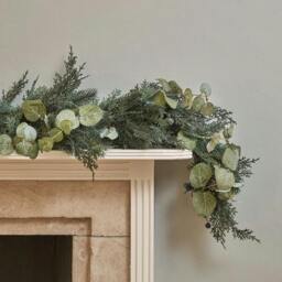 Rackhams Pre-Lit Eucalyptus And White Berry Christmas Garland - 1.5m - thumbnail 2