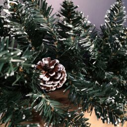 Rackhams 2.7m Green Christmas Garland with Pine Cones and Red Berries - thumbnail 5