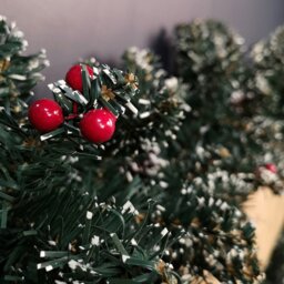 Rackhams 2.7m Green Christmas Garland with Pine Cones and Red Berries - thumbnail 4