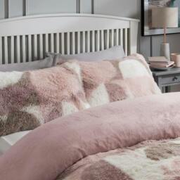 Rackhams Luxurious Geo Shaggy Faux Fur Fleece Duvet Cover with Pillowcases - Blush Pink - King (220cm x 230cm) - thumbnail 4