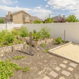 Rackhams Expanding Garden Trellis Fence, Movable & Foldable Garden Screen Panel Aluminium - Dark Brown - thumbnail 1