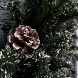 Rackhams Premier Rocky Mountain Snow Tipped Christmas Wreath 50cm - thumbnail 5