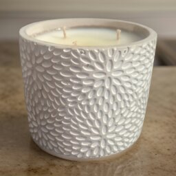 Rackhams Concrete Urban Scented Candle -  Vintage Bookshop (4 wicks) - thumbnail 3