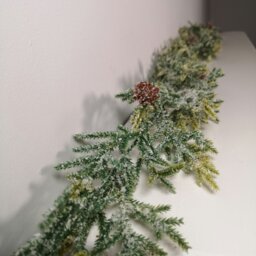 Rackhams 160cm Realistic Look Christmas Green Spruce Garland with Frosting and Plastic Pine Cones - thumbnail 4