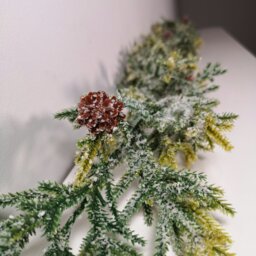 Rackhams 160cm Realistic Look Christmas Green Spruce Garland with Frosting and Plastic Pine Cones - thumbnail 2