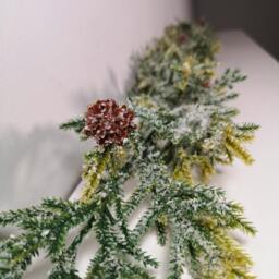 Rackhams 160cm Realistic Look Christmas Green Spruce Garland with Frosting and Plastic Pine Cones
