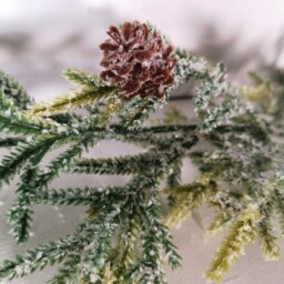 Rackhams 160cm Realistic Look Christmas Green Spruce Garland with Frosting and Plastic Pine Cones - thumbnail 3