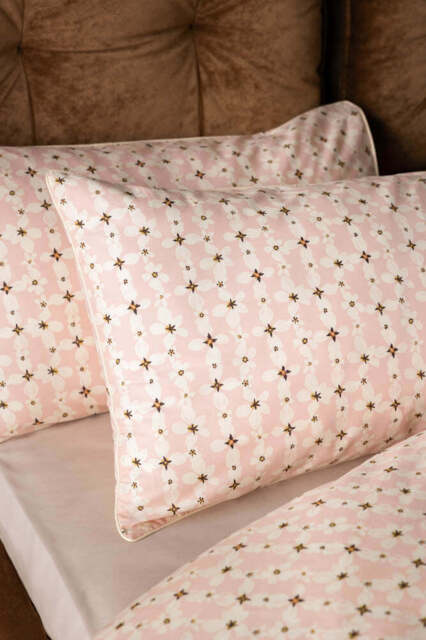 Blush Pink Daisy Bedding Set with Piped Edge - Available in 4 Sizes - image 1