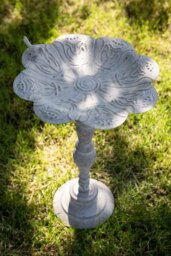 Beautiful Bird Bath On Stand - thumbnail 4