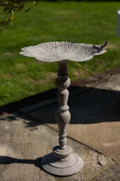 Beautiful Bird Bath On Stand - thumbnail 1