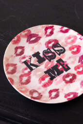 Kiss Me Decorative Wall Plate - thumbnail 4