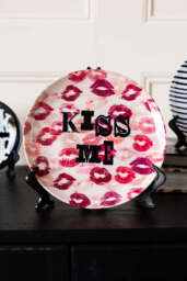 Kiss Me Decorative Wall Plate - thumbnail 3
