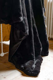 Black Faux Fur Throw - thumbnail 5