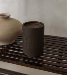 Dolni Large Tobacco & Oud Candle - thumbnail 3