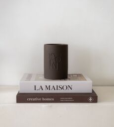 Dolni Large Tobacco & Oud Candle - thumbnail 5