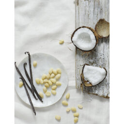 The White Company Seychelles White Glass Scented Candle - thumbnail 2