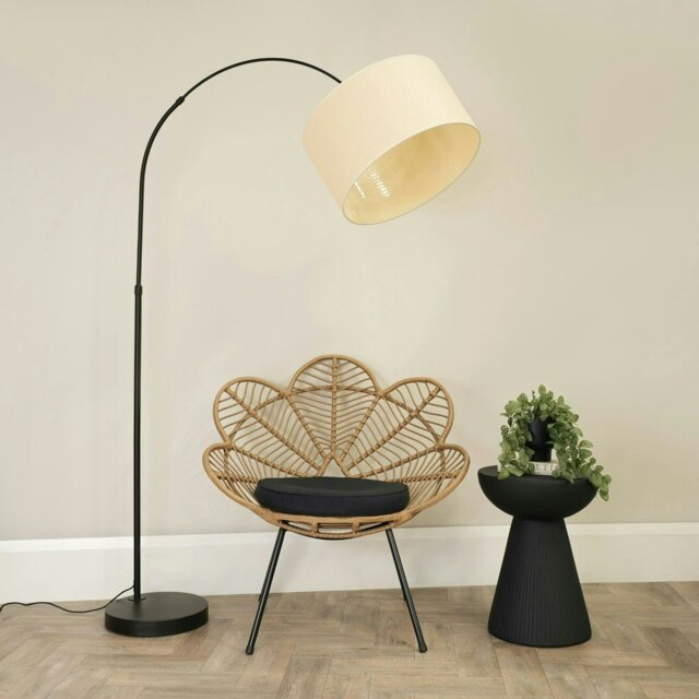 ValueLights Louis Black Arched Curved Floor Lamp Natural Wicker Shade