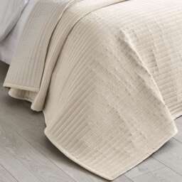Catherine Lansfield Velvet Pinsonic Quilted Bedspread