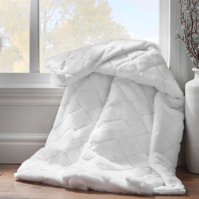 Catherine Lansfield Cosy Diamond Faux Fur Soft Blanket Throw White