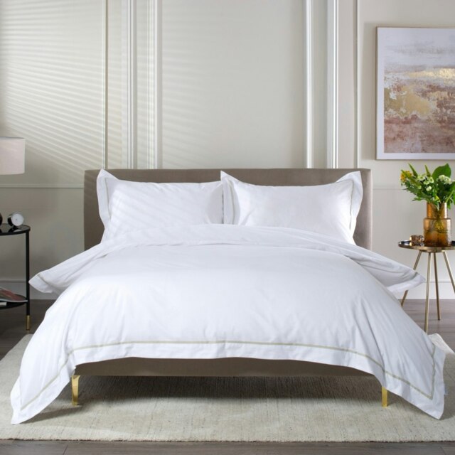 Hampstead 100% Cotton Duvet Cover Set – 200 Thread Count with Inserted Ribbon & Oxford Pillowcases Brown White Single