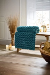 Tadcaster Chevron Plush Throw, 140×180cm – Warm Decorative Sofa Blanket