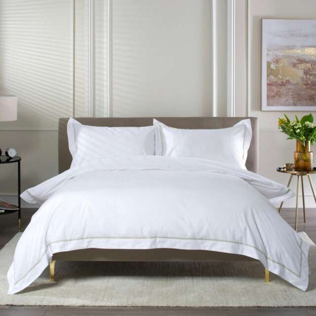 Hampstead 100% Cotton Duvet Cover Set – 200 Thread Count with Inserted Ribbon & Oxford Pillowcases Brown White Super King