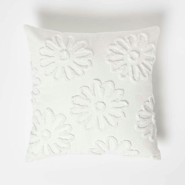Homescapes Floral Daisy White Tufted Cotton Cushion - 45 x 45 cm White 45 x 45 cm 1