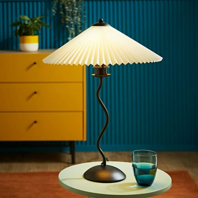 ValueLights Wiggle Matte Black Table Lamp with Cream Tapered Shade Black White