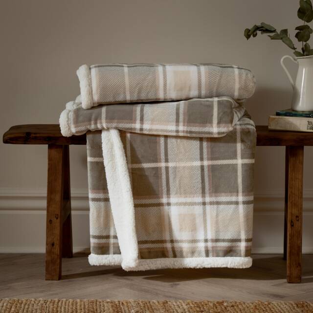 Wylder Braemar Sherpa Tartan Fleece Throw Green Green/Natural 1