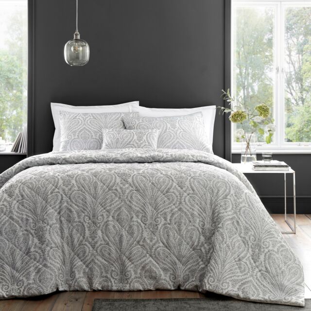 Montpellier Paisley Jacquard Silver Quilted Throwover Bed Throw Blanket 200 x 230cm Silver