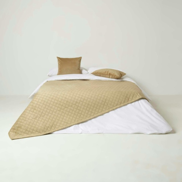 Homescapes Diamond Quilted Beige Velvet Bed Throw - 150 x 200 cm Cream 1