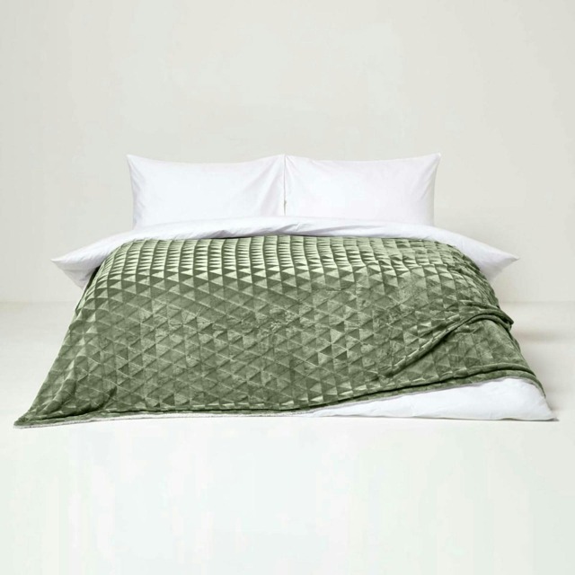 Homescapes Sage Green Geometric Triangle Velvet Throw - 130 x 160 cm Green 1