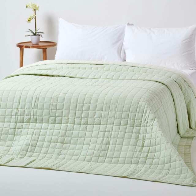 Homescapes Cotton Quilted Reversible Bedspread Sage Green and Cream - 150 x 200 cm Green 1