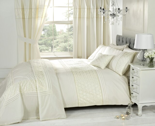 Everdean Floral Polycotton Duvet Cover Set with Pillowcase Cream Single 1