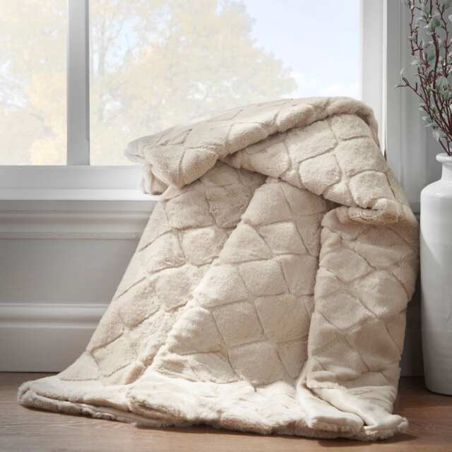 Catherine Lansfield Cosy Diamond Faux Fur Soft Blanket Throw