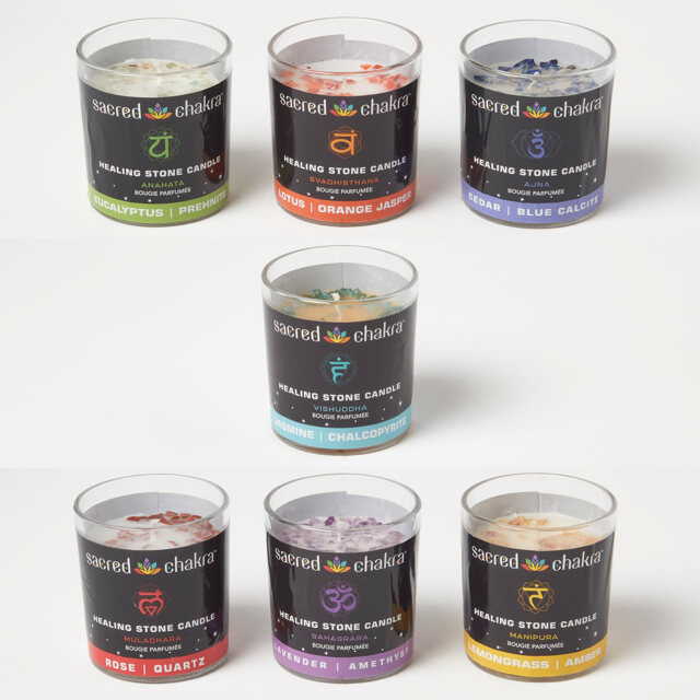 Homescapes Chakra candles gift set with healing crystals – set of 7