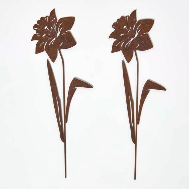 Homescapes Steel Narcissus Garden Stake Decorations, Set of 2
