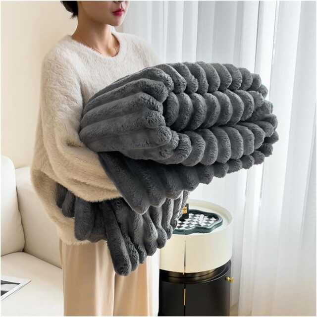 Dyzi Luxurious Faux Fur Winter throw Blanket Double-Sided Soft Cozy