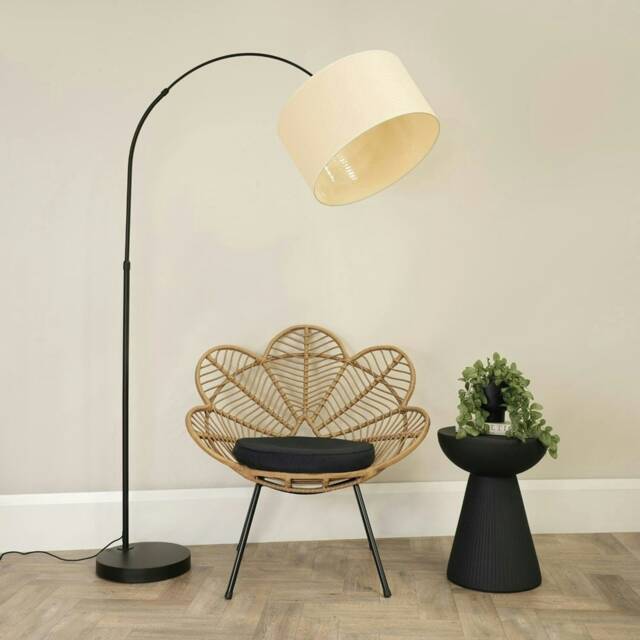 ValueLights Louis Black Arched Curved Floor Lamp Natural Wicker Shade and Bulb