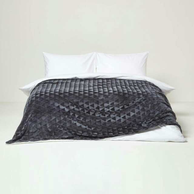 Homescapes Dark Grey Geometric Triangle Velvet Throw - 130 x 160 cm Grey 1