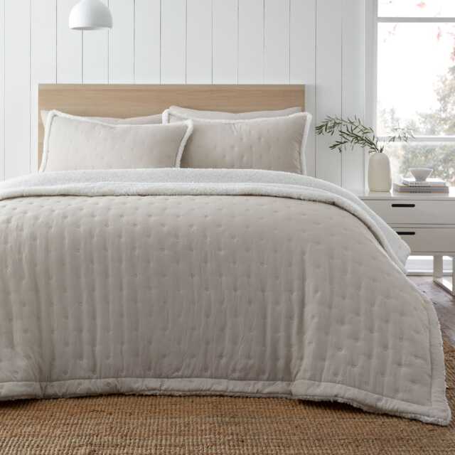 Catherine Lansfield Cosy Nori Soft Sherpa Bedspread