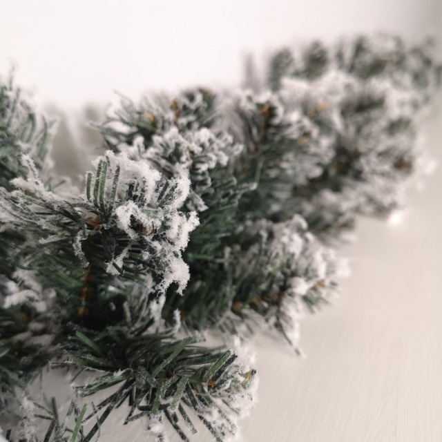 9ft (2.7m) Premier Christmas Snow Flocked Woodcote Fir Garland
