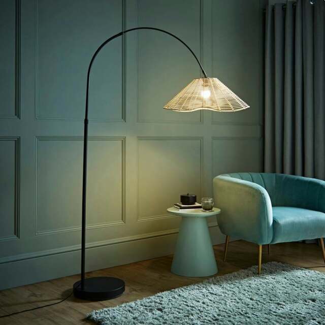 ValueLights Louis Black Arched Curved Floor Lamp Natural Wicker Taper Shade and Bulb