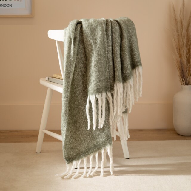 Furn Cozy Woven Tasselled Throw Green Green 1