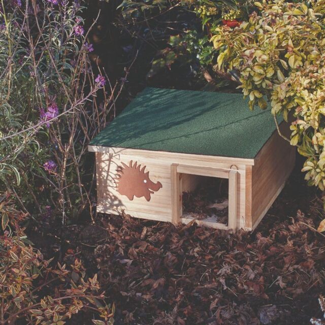Thompson & Morgan Hedgehog House - Durable Fir Wood Hibernation Shelter with Waterproof Roof
