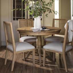 Elkstone Mellow Oak 4-6 Seater Round Extending Dining Table - The Cotswold Company - thumbnail 3
