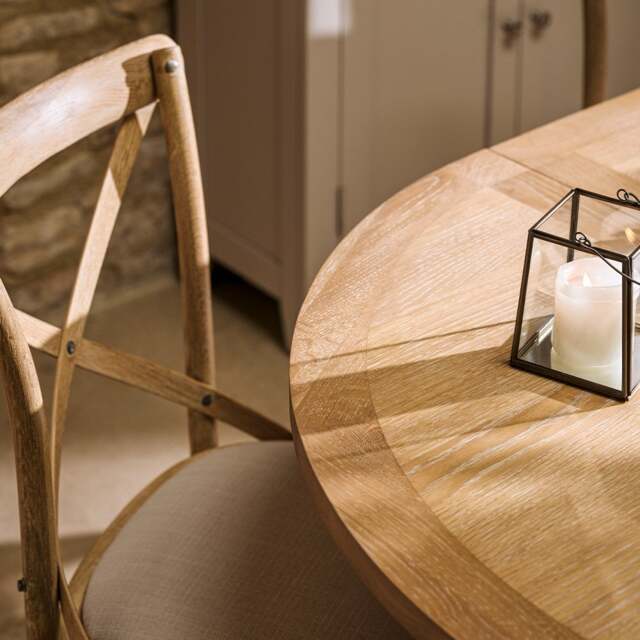 4-6 Seater Round Extending Dining Table - Inglesham Whitewash Oak - The Cotswold Company - image 1